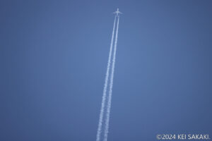 【撮影例37】はるか上空を飛びながら飛行機雲を作る航空機