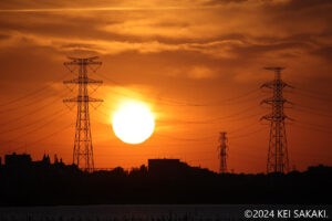 【撮影例40】送電線と落ち行く太陽が伴う夕焼け